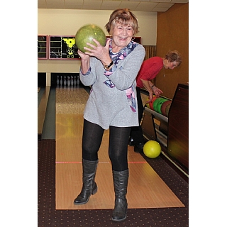 miniatura Obyvatelé DPS Strž hrají bowling