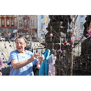 miniatura Obyvatelky DPS zdobí velikonočně stromek na náměstí